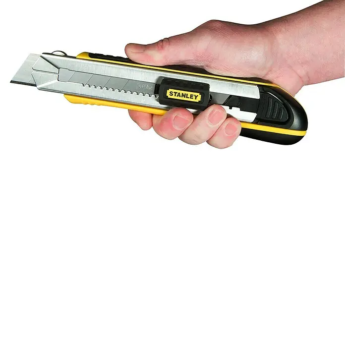 Stanley Cuttermesser - Trennbare Klingen, Gesamtstückzahl: 4 Stk. - Ein Cuttermesser der Marke Stanley wird von einer Hand gehalten. Das Messer hat eine gelb-schwarze Griffgestaltung und eine silberne Klinge.