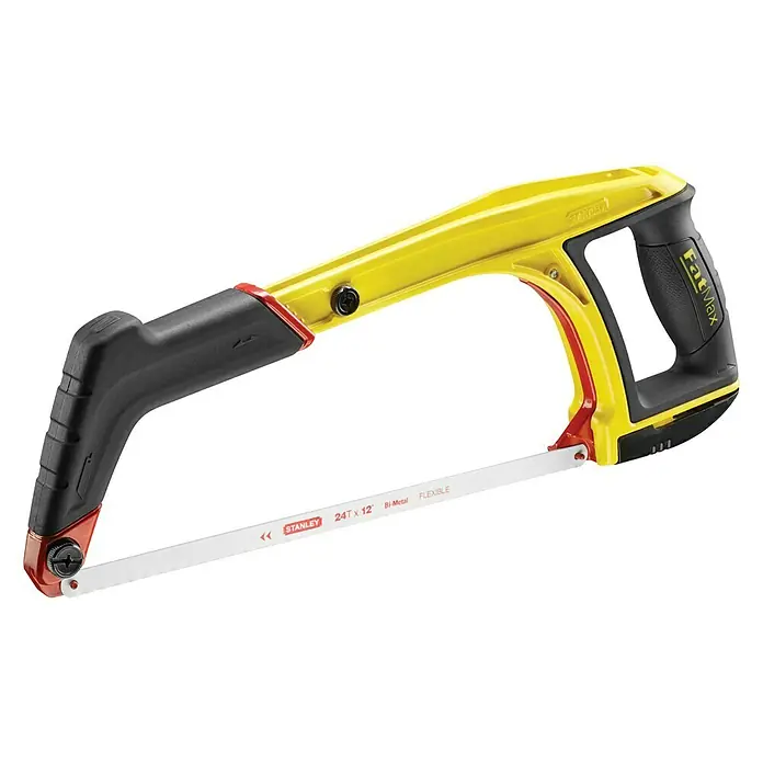 Stanley Metallsäge - Blattlänge: 300 mm - Nahaufnahme einer Bügelsäge Stanley FatMax mit gelbem Griff und schwarzem Griffbereich, auf schwarzem Hintergrund.
