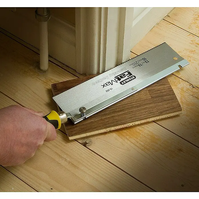 Stanley FatMax Feinsäge - Länge: 250 mm, Anzahl Zähne: 13 Stk. - Eine Nahaufnahme einer Stanley FatMax-Säge, die ein Holzstück schneidet, mit Fokus auf die Säge und ihre Verwendung.