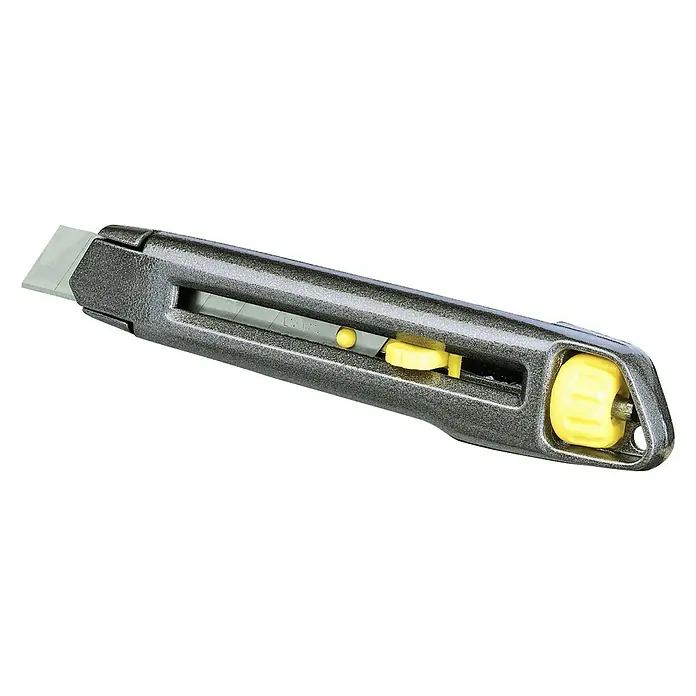 Stanley Cuttermesser - Klingenbreite: 18 mm - Nahaufnahme eines grauen Cuttermessers mit gelben Akzenten, das die Details des Werkzeugs hervorhebt.