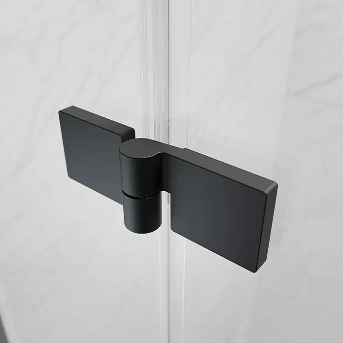 Camargue Air 2.0 Eckdusche B72L+B80L x B x H: 117 x 77 x 200 cm, Beschichtet, Stärke: 8 mm, Schwarz - Nahaufnahme eines schwarzen Türbands an einer Duschkabine. Elegantes Detail, das Funktionalität und modernes Design vereint.