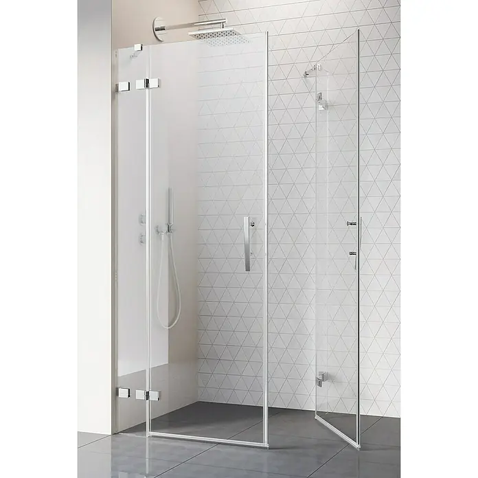 Camargue Air 2.0 Eckdusche C74+C72 - 97 x 77 x 200 cm, Beschichtet, Chrom, Glasstärke: 8 mm - Bild einer begehbaren Dusche mit Glaswänden, ausgestattet mit eleganten Chrombeschlägen und einer modernen Brause.
