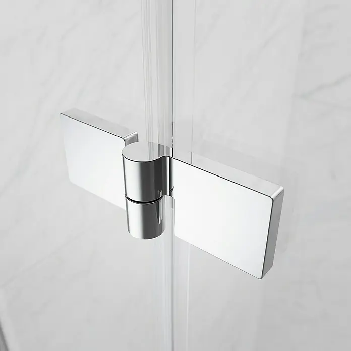 Camargue Air 2.0 Eckdusche C72+C73 - 77 x 87 x 200 cm, Beschichtet, Chrom, Glasstärke: 8 mm - Nahaufnahme eines glänzenden Chrom-Duschscharniers, das an einer Klarglastür befestigt ist, vor einem weißen Marmorhintergrund.