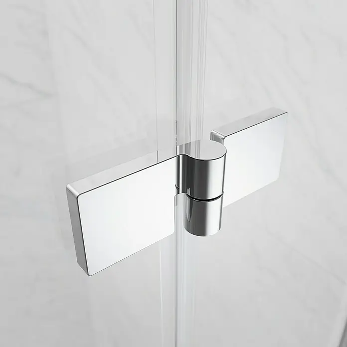 Camargue Air 2.0 Eckdusche C72R+C76 - 77 x 77 x 200 cm, Beschichtet, Chrom, Glasstärke: 8 mm - Nahaufnahme eines glänzenden Chrom-Duschglastürscharniers an einer Duschkabine mit Marmorwand.