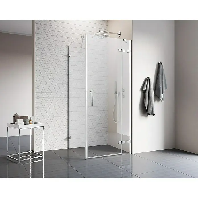 Camargue Air 2.0 Eckdusche C80+C72RL x B x H: 77 x 117 x 200 cm, Beschichtet, Stärke: 8 mm, Chrom - Elegantes Badezimmer mit einer modernen, rahmenlosen Duschkabine aus Klarglas mit Chrombeschlägen und zwei grauen Handtüchern.