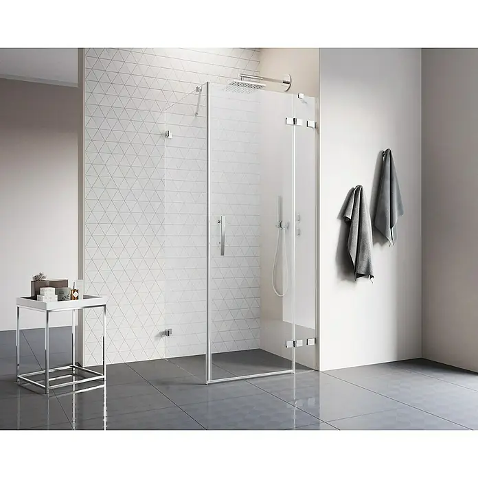 Camargue Air 2.0 Eckdusche C80+C72RL x B x H: 77 x 117 x 200 cm, Beschichtet, Stärke: 8 mm, Chrom - Ein modernes Badezimmer mit einer eleganten, rahmenlosen Duschkabine mit Glaswand und Handtüchern an der Wand.