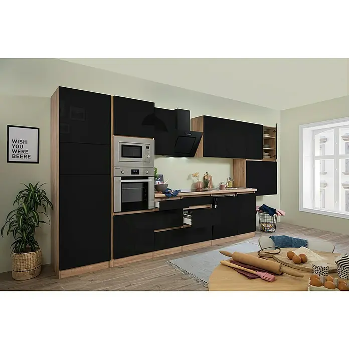 Respekta Premium Küchenzeile Lorena - Breite: 445 cm, Schwarz, Hochglänzend, Dekor Arbeitsplatte: Holzoptik, Mit Elektrogeräten - Küchenaufnahme mit eleganten schwarzen Schränken, Arbeitsflächen in Holzoptik und verschiedenen Küchengeräten, die ein modernes Design ausstrahlen.