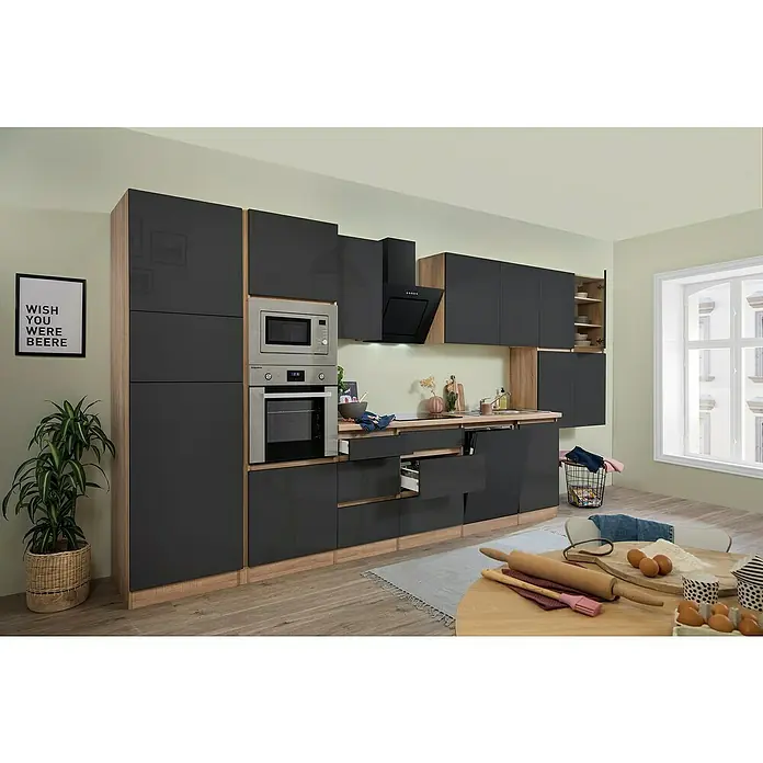 Respekta Premium Küchenzeile Lorena - Breite: 445 cm, Grau, Hochglänzend, Dekor Arbeitsplatte: Holzoptik, Mit Elektrogeräten - Moderne Küche mit grauen Schränken und Holzakzenten, ausgestattet mit Backofen und Mikrowelle. Gemütliche Atmosphäre mit Dekorationen.