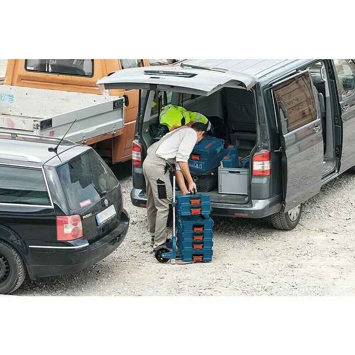 Bosch Professional Klappsackkarre Alu-Caddy - Passend für: Bosch Professional Werkzeugkoffer L-BOXX, ABS - Ein Handwerker belädt einen Transportwagen mit einem Bosch-Werkzeugkoffersystem auf einem Rollwagen. Praktisch für Baustellen!