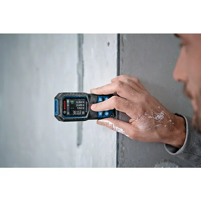 Bosch Professional Laserentfernungsmesser GLM 50-27 C - Messbereich: 0,05 - 50 m - Ein Bosch Professional Entfernungsmesser in Aktion. Das Gerät zeigt genaue Messergebnisse auf einem klaren Display an.