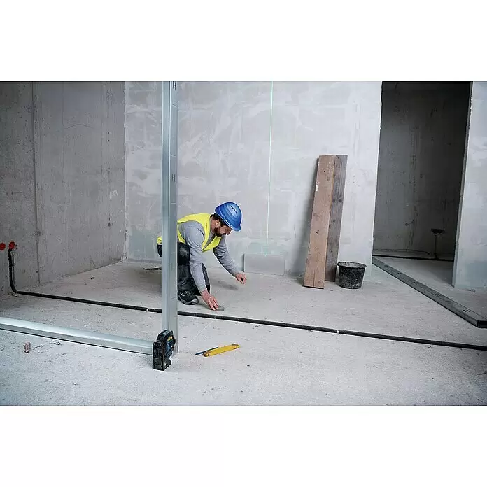 Bosch Professional Kombilaser GCL 2-50 G mit Bosch Professional Stativ BT 150 - Arbeitsbereich: 50 m (mit Empfänger) - Ein Bauarbeiter nutzt ein Laser-Nivelliergerät, um eine Schlagschnur zu führen und präzise Linien auf dem Boden zu markieren.