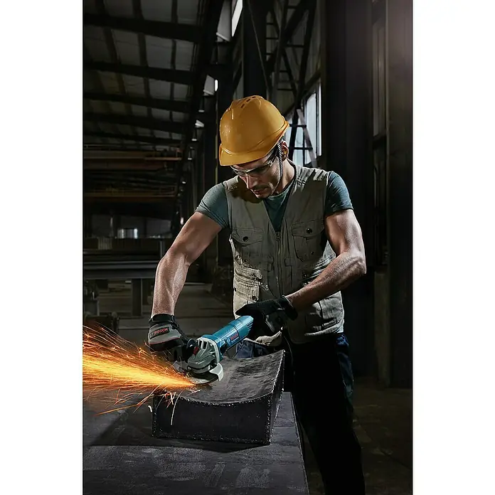 Bosch Professional Elektro-Winkelschleifer GWS 900 - 900 W, Durchmesser Scheibe: 125 mm, Leerlaufdrehzahl: 11.000 U/min - Ein Bauarbeiter mit Schutzhelm und Bosch Winkelschleifer beim Bearbeiten von Metall, wobei Funken sprühen.