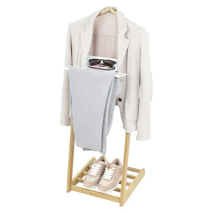 Herrendiener - L x B x H: 43,5 x 34 x 102 cm, Holz - Eine stilvolle Garderobenständer mit Blazer, Hose, Sonnenbrille, Handy und Schuhen.