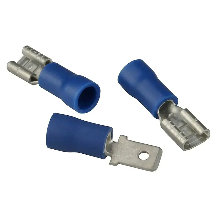 Flachsteckhülse - 48 mm, Metall, Blau, 20 Stk. - Drei blaue Hülsenverbinder für elektrische Kabelverbindungen auf schwarzem Hintergrund.