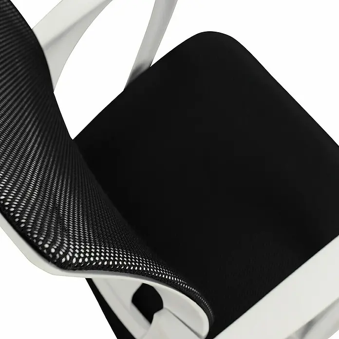 Silla de oficina Marta - Blanco/Negro, Reposacabezas - Primer plano de una silla de oficina con asiento negro y respaldo de malla, enmarcada por un elegante borde blanco.