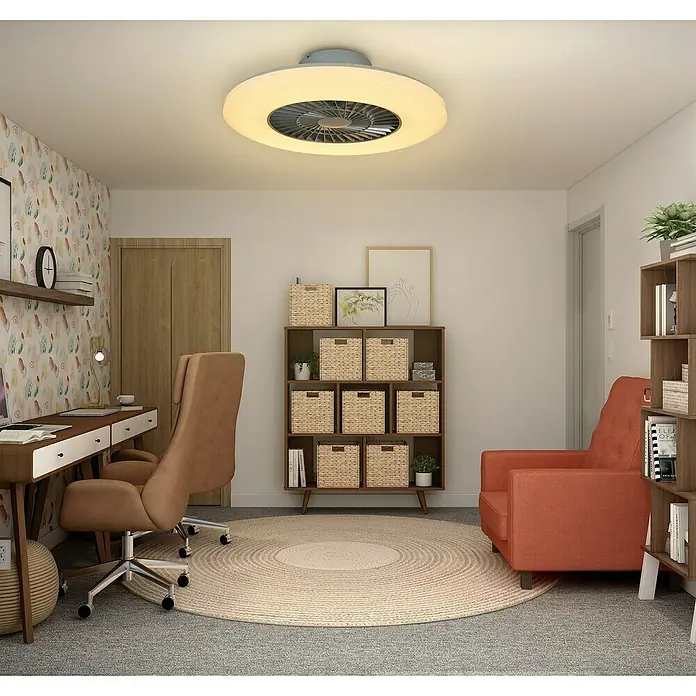 Voltomat Deckenventilator mit LED-Beleuchtung - Silber, Weiß, 60 cm, 40 W, Warmweiß - Ein moderner Raum mit einem Schreibtisch, einem Bürostuhl, einem Bücherregal, einem Sessel und einem Deckenventilator mit Beleuchtung.
