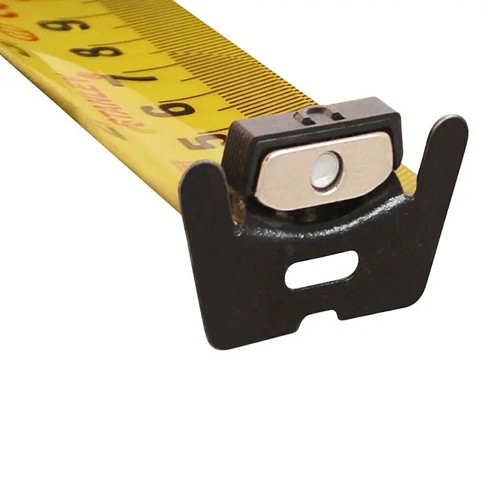 Stanley FatMax Kapselmaßband Autolock - Länge Maßband: 8 m - Nahaufnahme eines gelben Maßbandes mit schwarzem Endhaken zur genauen Messung.