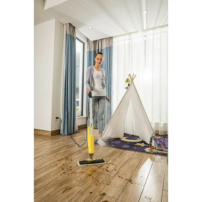 Kärcher Dampfreiniger SC 2 Upright EasyFix - 1.600 W, Aufheizzeit: 0,5 min, Behältervolumen: 0,4 l - Eine Frau benutzt einen gelben Kärcher Dampfreiniger, um einen Holzboden zu reinigen, wodurch er sauber und glänzend wird.