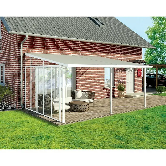 Solid Elements Seitenwand Martina - Passend für: Solid Elements Terrassenüberdachungen Martina 3 m Tiefe, Verkehrsweiß - Die Aufnahme zeigt ein stilvolles Palram Canopia Feria Terrassenüberdachung, das an ein Backsteinhaus angebaut ist und eine gemütliche Außenoase bietet.