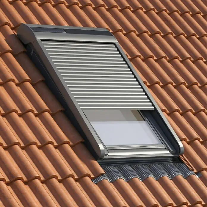 Dachfenster-Rollladen SSR - 78 x 118 cm, Passend für: Solid Elements Dachfenster - Ein Dachfenster mit einem Rollladen, der teilweise geöffnet ist, eingebettet in ein Ziegeldach. Der Rollladen bietet Sonnenschutz.