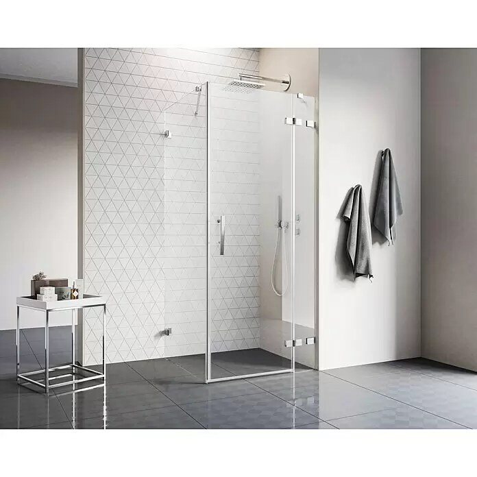 Camargue Air 2.0 Dusch-Drehtür C73L - 87 x 200 cm, Beschichtet, Glasstärke: 8 mm, Chrom, DIN Anschlag: Links - Moderne Glasduschkabine mit Chromarmaturen, in einem stilvollen Bad mit geometrischen Wandfliesen und grauem Boden.