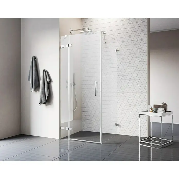 Camargue Air 2.0 Dusch-Drehtür C73L - 87 x 200 cm, Beschichtet, Glasstärke: 8 mm, Chrom, DIN Anschlag: Links - Eine moderne Duschkabine mit klaren Glaswänden und Chrombeschlägen, die ein elegantes Badezimmerdesign unterstreicht.