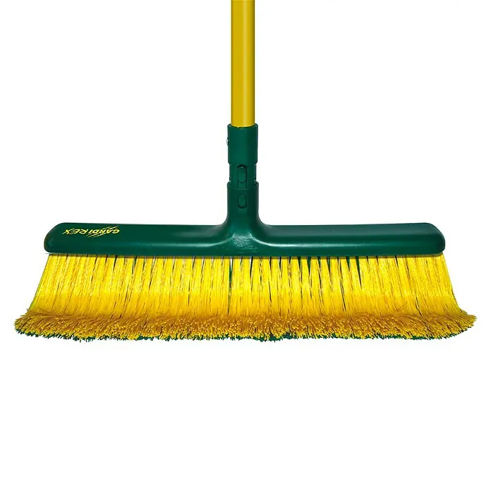 Escoba de abanico Balai - Anchura de trabajo: 40 cm, Mango largo - Una toma detallada de una escoba GardiRex con cerdas amarillas y un cabezal verde, ideal para limpiar grandes áreas.
