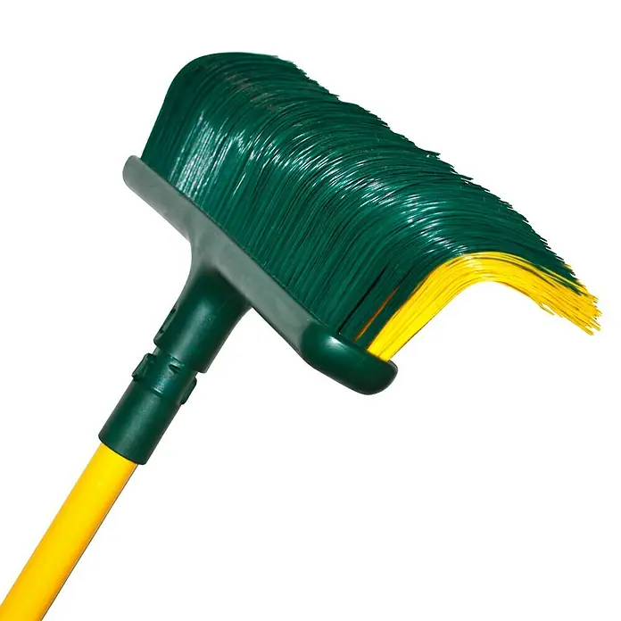 Escoba de abanico Balai - Anchura de trabajo: 40 cm, Mango largo - Primer plano de un cepillo verde y amarillo con mango amarillo. Ideal para tareas de limpieza en interiores y exteriores.