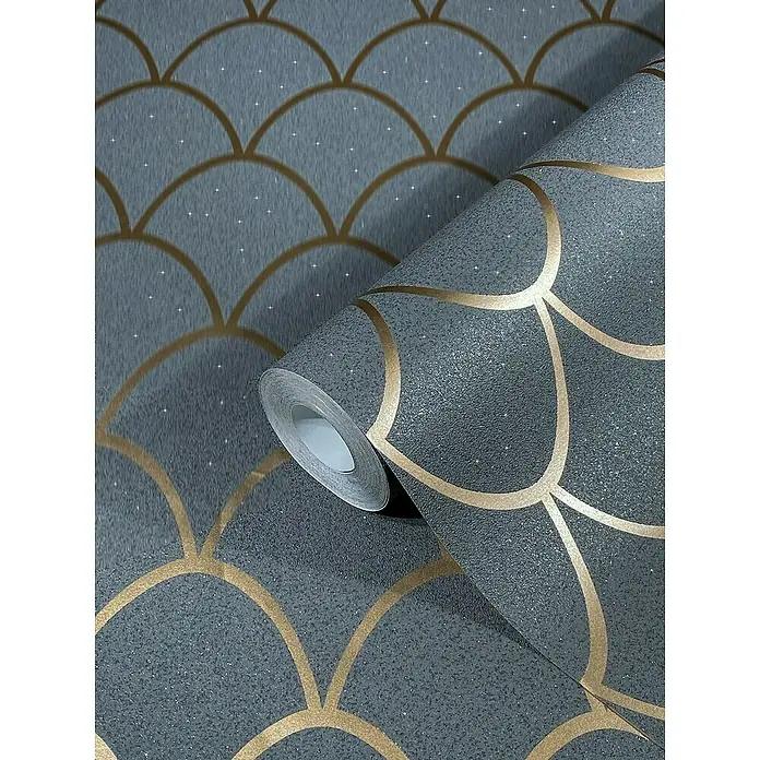 SCHÖNER WOHNEN-Kollektion New Spirit Vliestapete - Grau/Gold, Grafisch, 10,05 x 0,53 m - Nahaufnahme einer Rolle grauer Tapete mit einem stilvollen goldenen Art-Deco-Muster, ideal für moderne Innenräume.