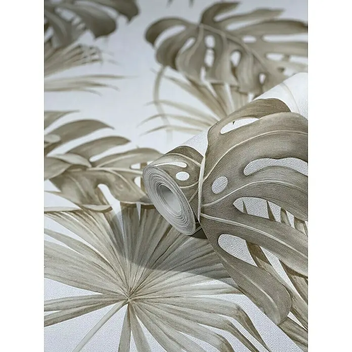 SCHÖNER WOHNEN-Kollektion New Spirit Vliestapete Fensterblatt - Beige/Weiß, Floral, 10,05 x 0,53 m - Nahaufnahme einer Rolle tropischer Monstera-Blatt-Tapete, die ein üppiges und stilvolles Interieur-Design präsentiert.
