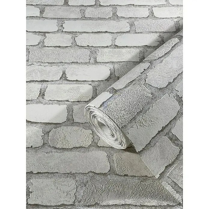Marburg Sand & Stones Vliestapete Steinmauer II - Weiß, Steinoptik, 10,05 x 0,53 m - Nahaufnahme einer Rolle weißer Ziegel Tapete, die ein strukturiertes Mauerwerk Design zeigt.