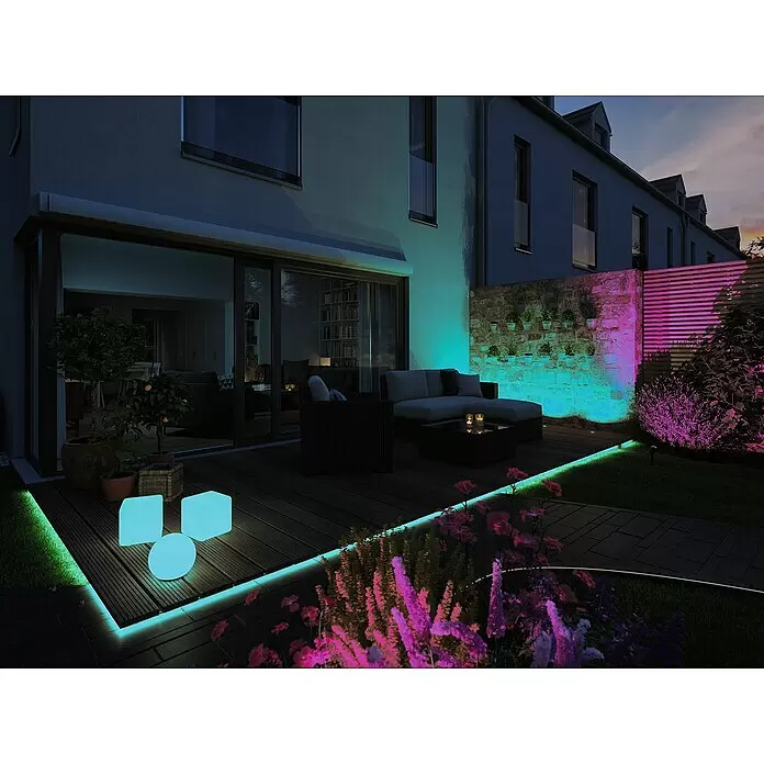 Paulmann Plug & Shine Basis-Set LED-Bodeneinbauleuchte Smart Home Zigbee - 3,6 W, Silber, Ø x H: 9,8 x 9,2 cm, Per App steuerbar, IP65 - Lebendige LED-Außenbeleuchtung verwandelt eine moderne Terrasse und einen Garten nachts mit farbigen Streifen, leuchtender Deko und Uplights in eine dynamische Atmosphäre.