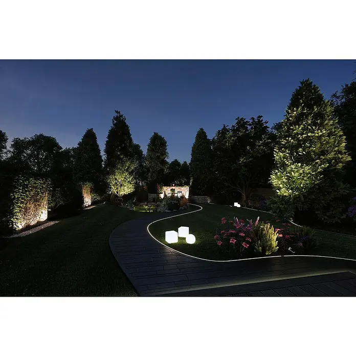 Paulmann Plug & Shine Basis-Set LED-Gartenstrahler Pike Smart Home Zigbee 3.0 - Anthrazit, Ø x H: 5 x 22,5 cm, 4,5 W, Per App steuerbar, IP44, 3 Stk. - Beleuchteter Gartenweg mit modernen Würfelleuchten und sanften Lichtlinien, die die natürliche Schönheit der Pflanzen hervorheben und eine elegante Atmosphäre schaffen.