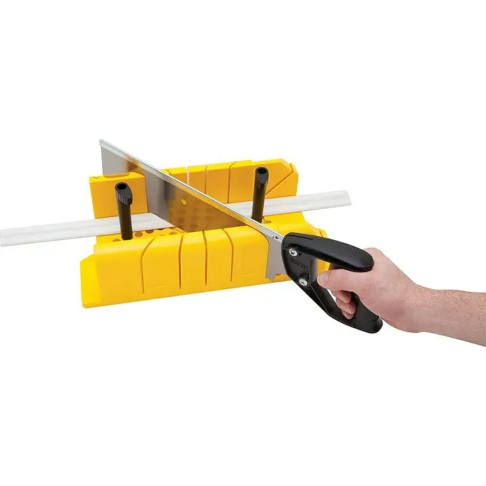 Stanley Gehrungsschneidladen-Set - Blattlänge: 355 mm, 317,5 x 170,2 x 108,3 mm - Eine gelbe Gehrungslade mit einer Handsäge, die von einer Hand gehalten wird, die ein weißes Formteil schneidet.