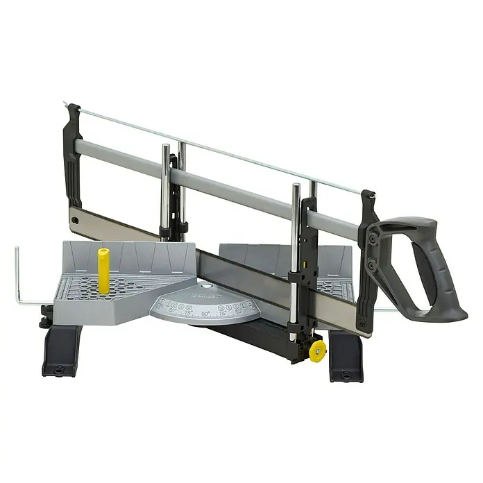 Stanley Gehrungslade 1-20-800 mit Säge - L x B x H: 560 x 143 x 95 mm - Eine Graue Gehrungssäge mit einem schwarzen Griff und gelben Akzenten für präzise Holzarbeiten und Winkelschnitte in Werkstätten.