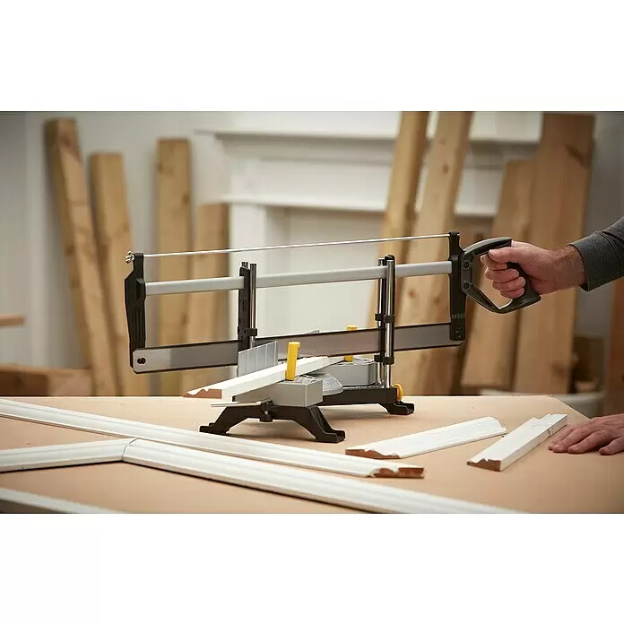 Stanley Gehrungslade 1-20-800 mit Säge - L x B x H: 560 x 143 x 95 mm - Anwendungsbeispiel
