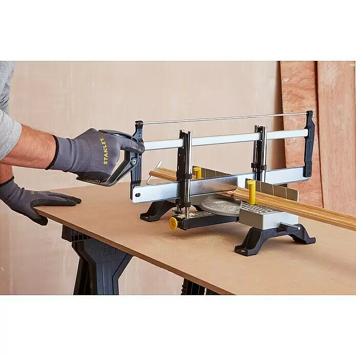 Stanley Gehrungslade 1-20-800 mit Säge - L x B x H: 560 x 143 x 95 mm - Anwendungsbeispiel