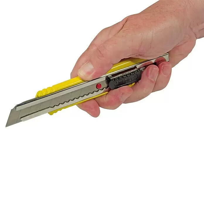 Stanley FatMax Cuttermesser - Klingenbreite: 18 mm, Abbrechklinge - Eine Hand hält ein gelbes Cuttermesser mit ausgefahrener silberner Klinge, bereit zum Schneiden.