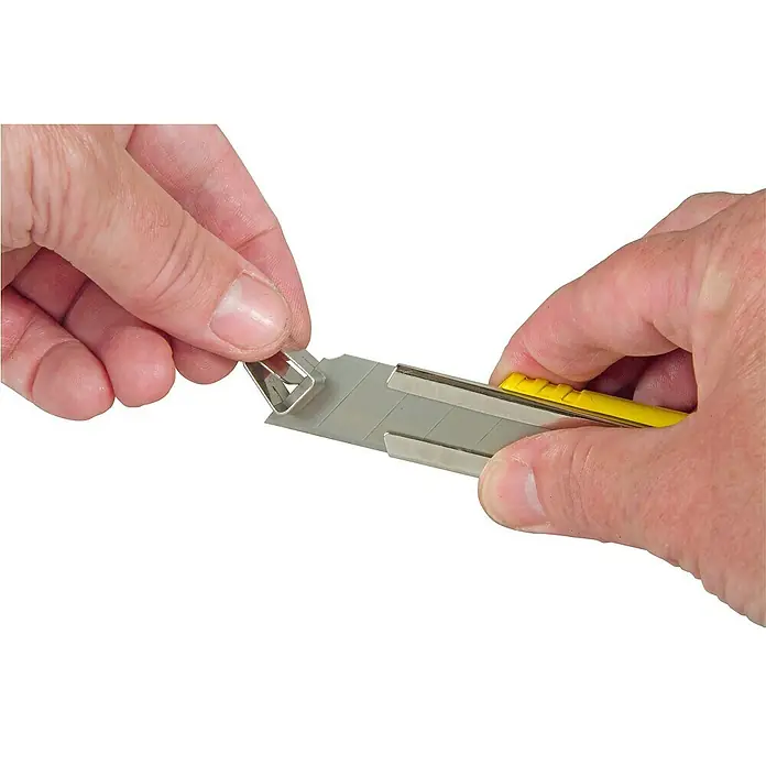 Stanley FatMax Cuttermesser - Klingenbreite: 18 mm, Abbrechklinge - Das Bild zeigt einen Teppichmesser, bei dem die stumpfe Klinge abgebrochen wird. Der Cutter hat eine gelbe Schieber.