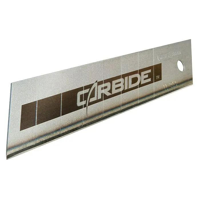 Stanley Abbrechklinge Carbide - 50 Stk. - Ein Close-Up einer einzelnen Carbide-Klingen für ein Cuttermesser. Die Klinge ist silberfarben und hat eine scharfe Schneide für präzises Schneiden.