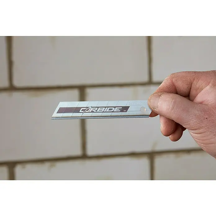 Stanley Abbrechklinge Carbide - 50 Stk. - Nahaufnahme einer Stanley Carbide Cuttermesser-Klinge, die für ihre Schärfe und Haltbarkeit bei Bau- und Handwerksarbeiten bekannt ist.