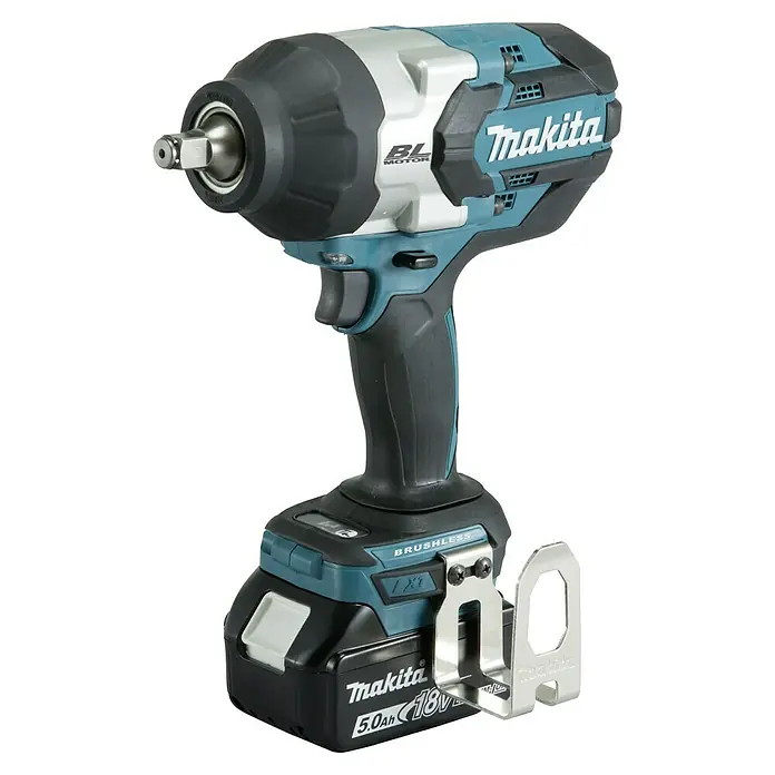 Makita LXT 18V Akku-Schlagschrauber DTW1002RTJ - 18 V, 2 Akkus, 5 Ah, 1.000 Nm - Nahaufnahme eines Akku-Schlagschraubers von Makita, Modell DTD171Z, mit Akku und Gürtelclip. Ideal für Profis und Heimwerker.