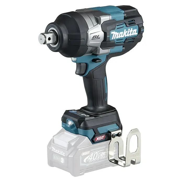 Makita XGT 40V max. Akku-Schlagschrauber TW001GZ - 40 V, Ohne Akku - Nahaufnahme eines Makita Akku-Schlagschraubers mit Akku und Gürtelclip. Das Werkzeug ist blaugrün und schwarz.