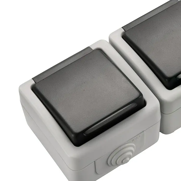 Fontini Enchufe para estancias con humedad 16 A - Negro/Blanco, 250 V - Dos interruptores grises de superficie con borde blanco, ideales para uso exterior y zonas húmedas, robustos y fiables.