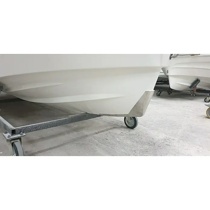 PEGAZUS Kielschutz - Passend für: Pegazus Boot GFK 450 - Detailansicht eines weißen Bootsrumpfs auf einem Trailer mit Rad. Fokus liegt auf Design und Mobilität des Bootes für Transport und Lagerung.