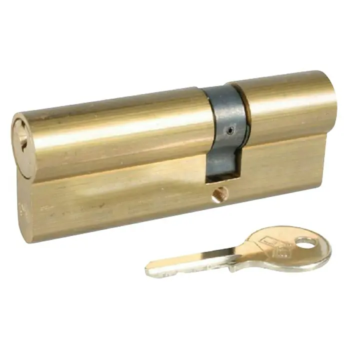 JiS Cilindro de perfil 3200 Descentrado - Longitud total interior: 30 mm, Longitud total exterior: 50 mm, Número de llaves: 5 ud., Oro - Un cilindro de cerradura de latón con su llave, colocado horizontalmente sobre un fondo negro. El cilindro tiene una sección gris oscura en el centro.