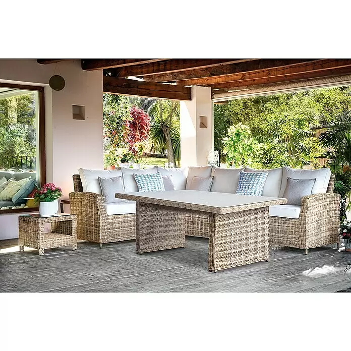 Conjunto de muebles Gotland - 2 pzs., Ratán sintético, Arena - Sofá seccional y mesa de comedor de mimbre claro con cojines blancos en un patio exterior.