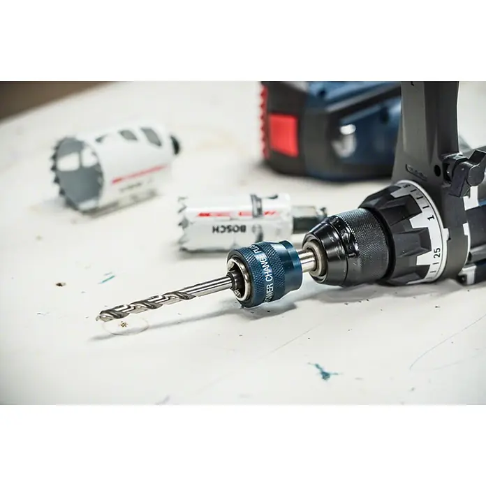 Bosch Adaptador Power Change Plus - 11 mm, hexagonal - Taladro inalámbrico con broca en el mandril, junto a dos sierras de corona. Ideal para perforar agujeros en varios materiales.