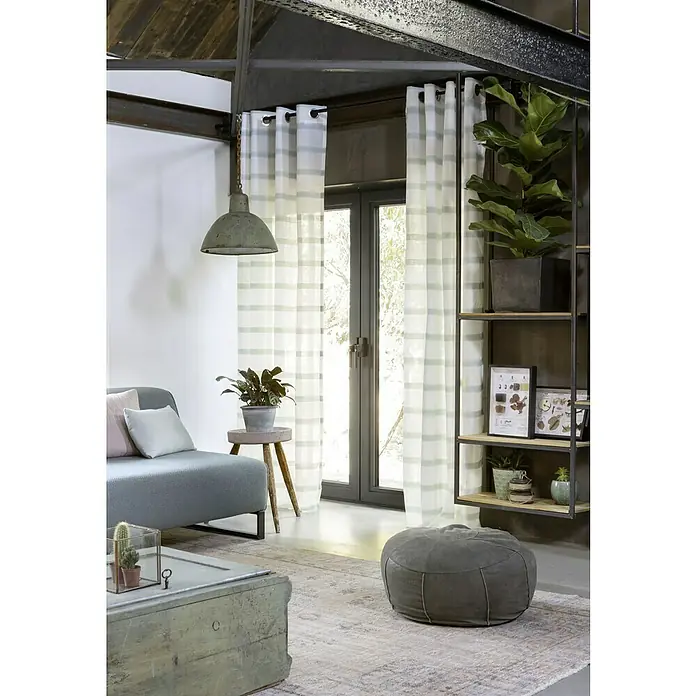 Elbersdrucke Ösenschal Ida - 140 x 255 cm, 100 % Polyester, Weiß/Mint - Einladendes Wohnzimmer mit gestreiften Vorhängen, einem bequemen grauen Sofa und einem stilvollen Pouf auf einem gemusterten Teppich.