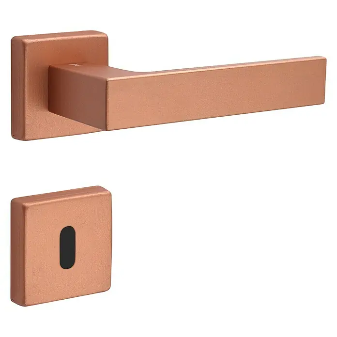Diamond Doors Creative Zimmertürgarnitur Savannah - Stärke Tür: 40 mm - 45 mm, Kupfer, Buntbart - Nahaufnahme eines modernen Türgriffs und Schlüssellochs in Kupferoptik vor schwarzem Hintergrund.